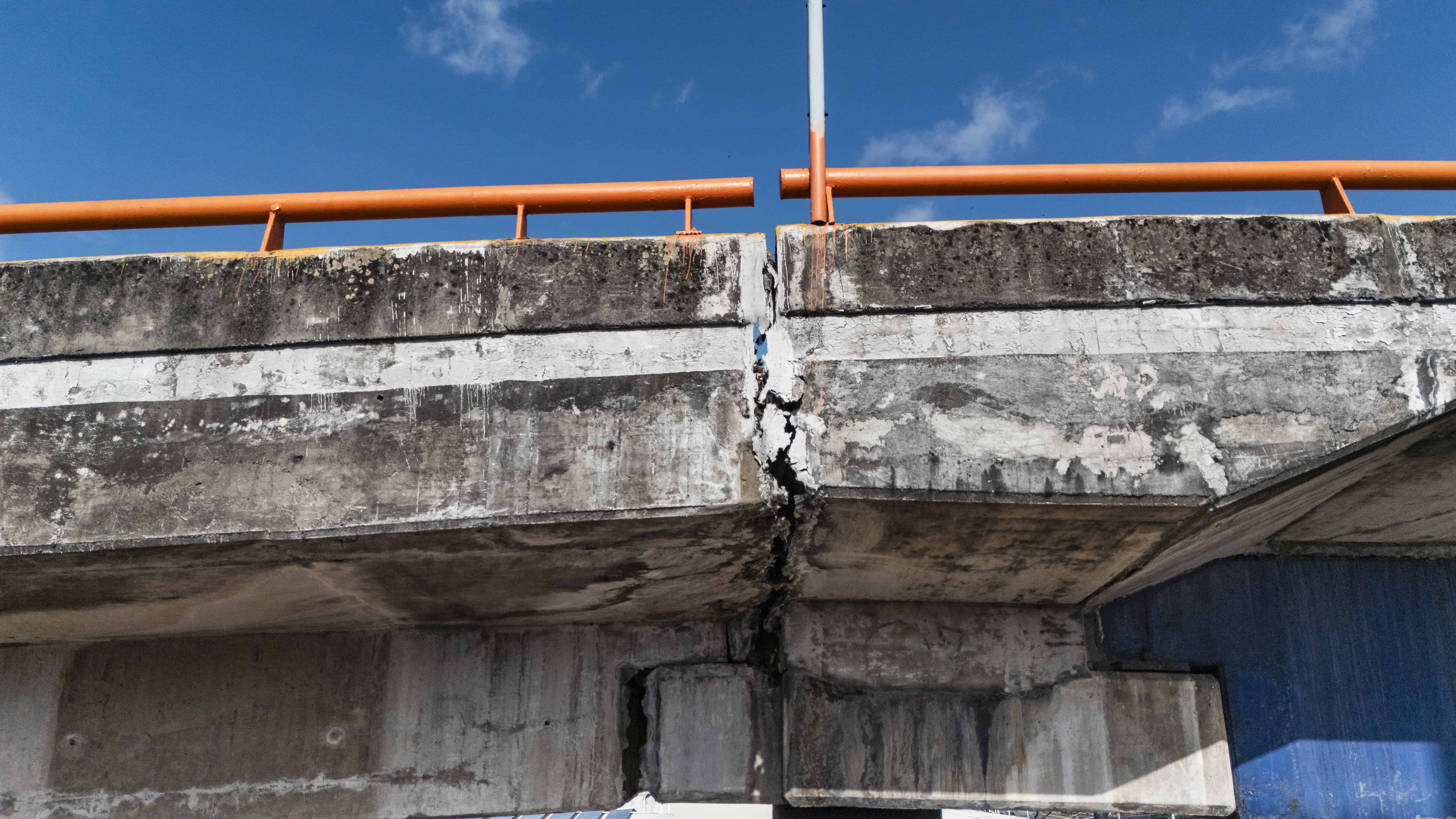 Una grieta en la junta de expansión del elevado Winston Churchill-Kennedy genera inquietud.