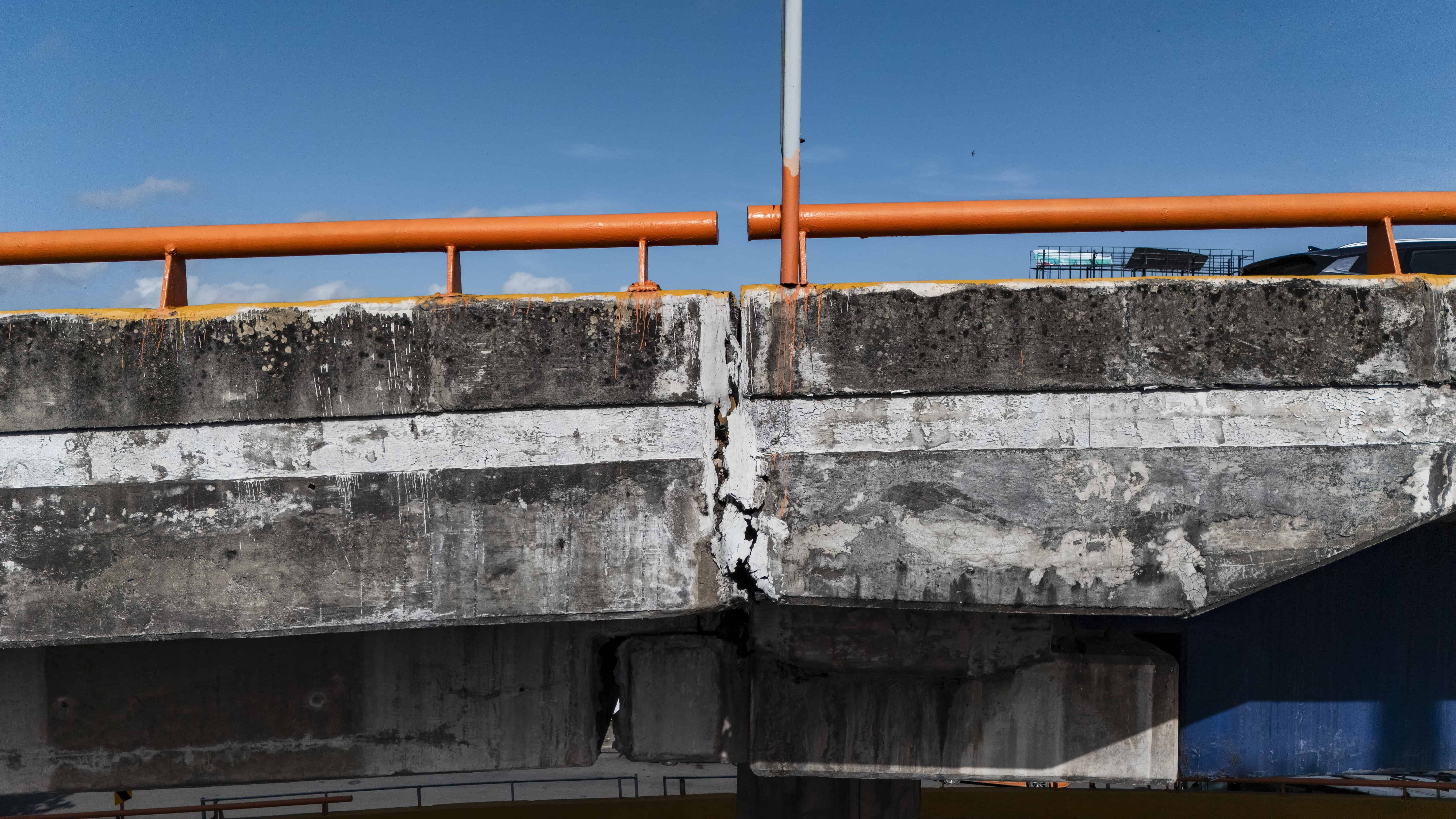 Una grieta en la junta de expansión del elevado Winston Churchill-Kennedy genera inquietud.