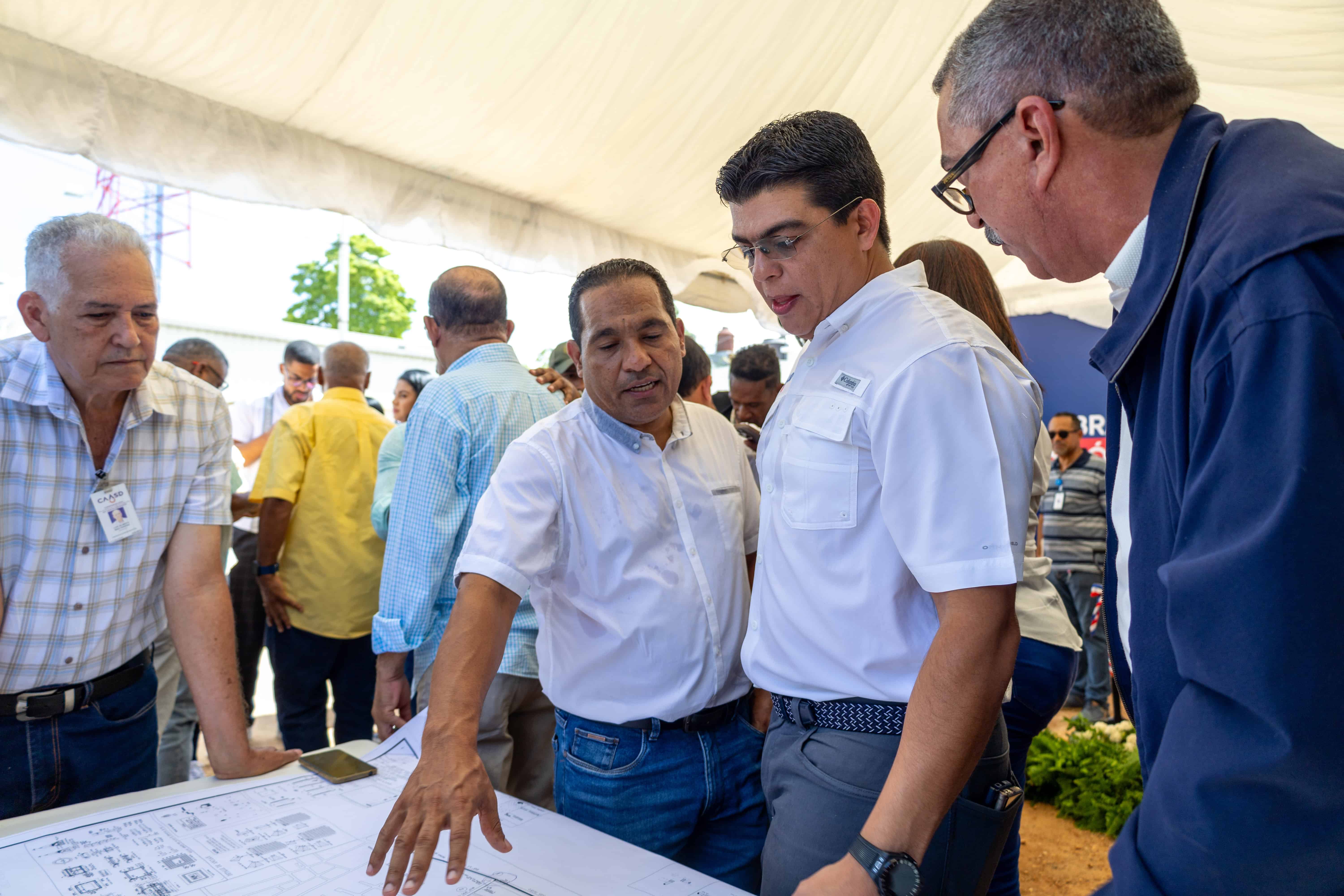 El director de la Caasd, Felipe Suberví, supervisa los planos de uno de los proyetos.