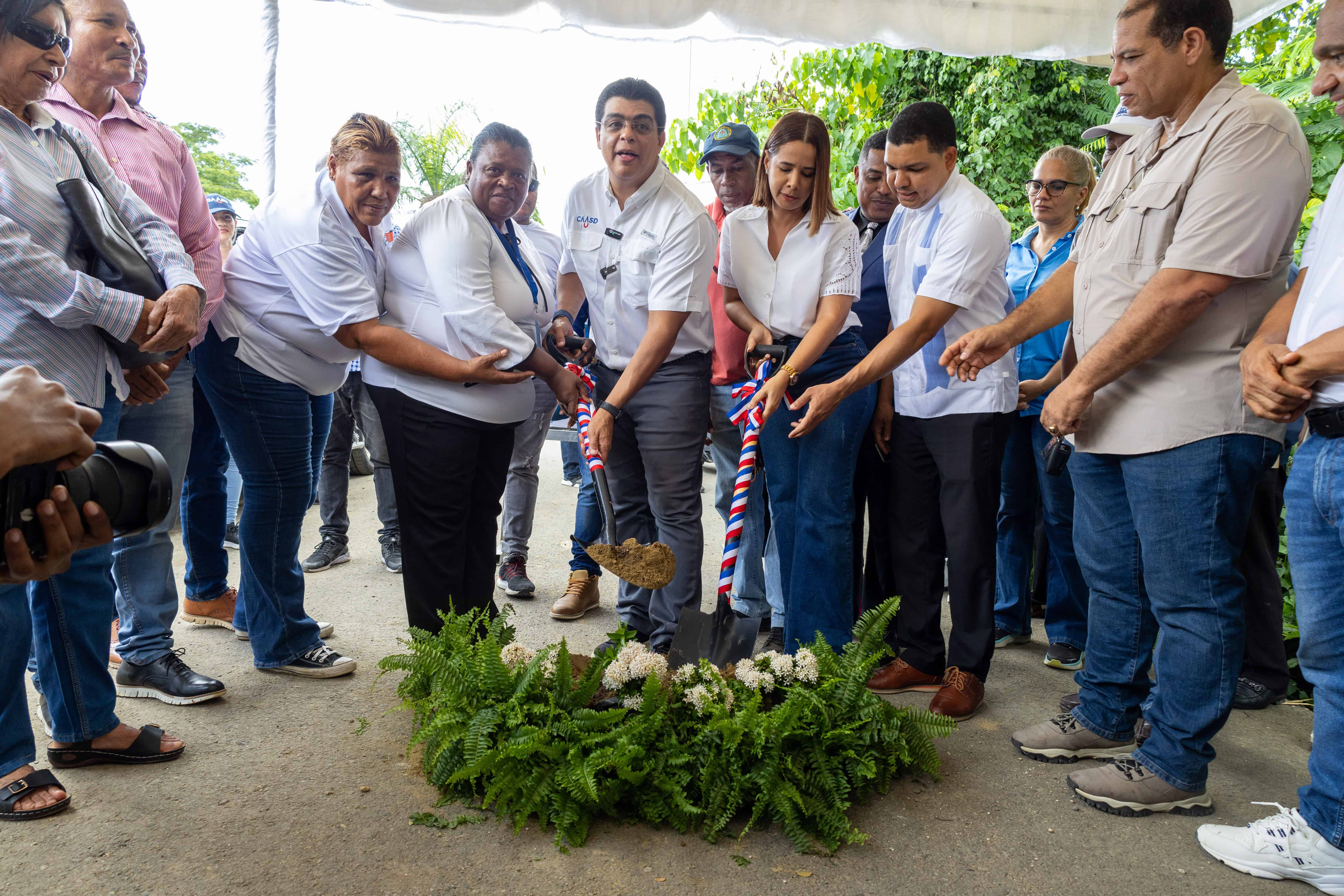 Dirigentes politicos y comunitarios compañan a Suberví en el recorrido.