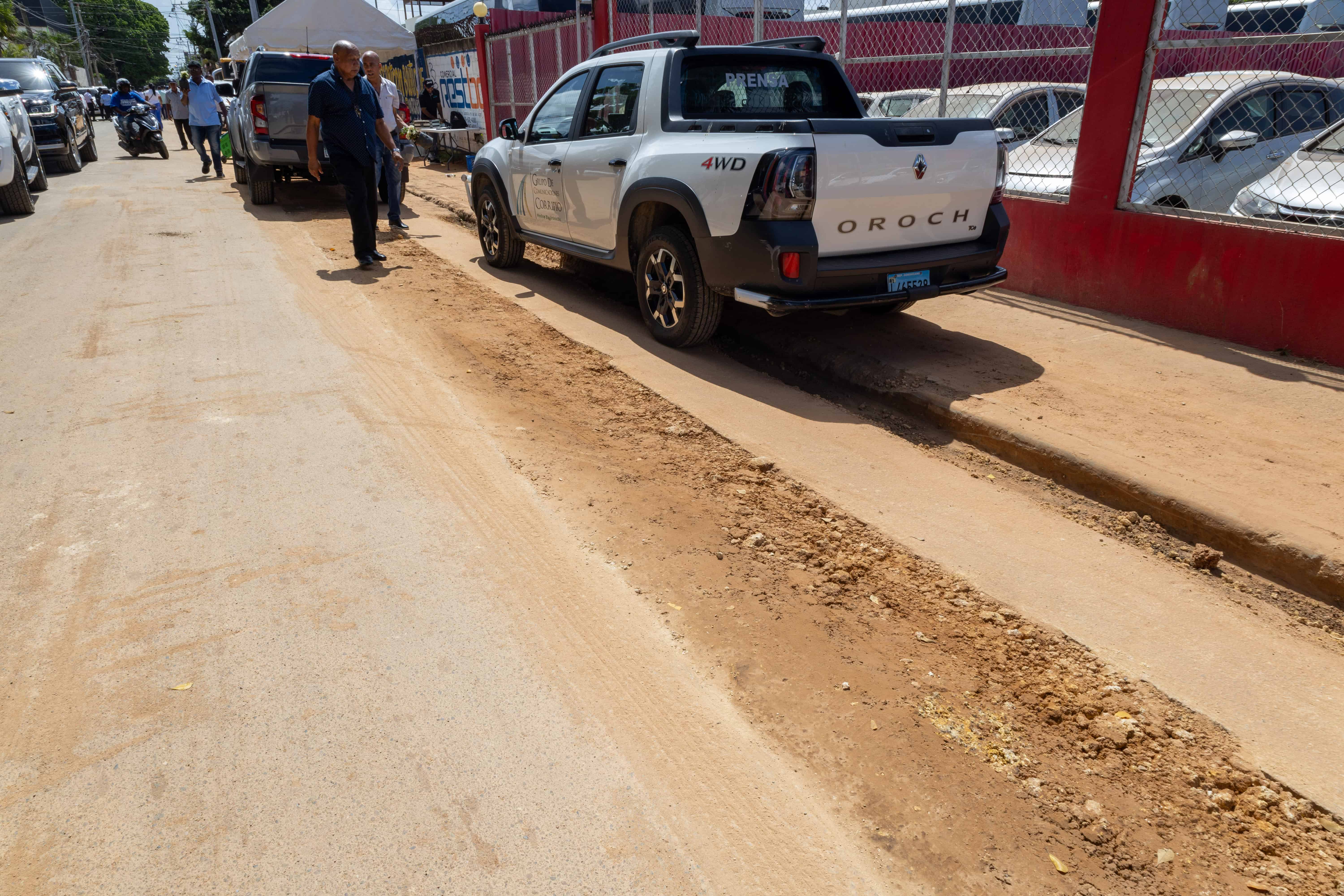 Instalan tuberías en la entrada de El Tamarindo.