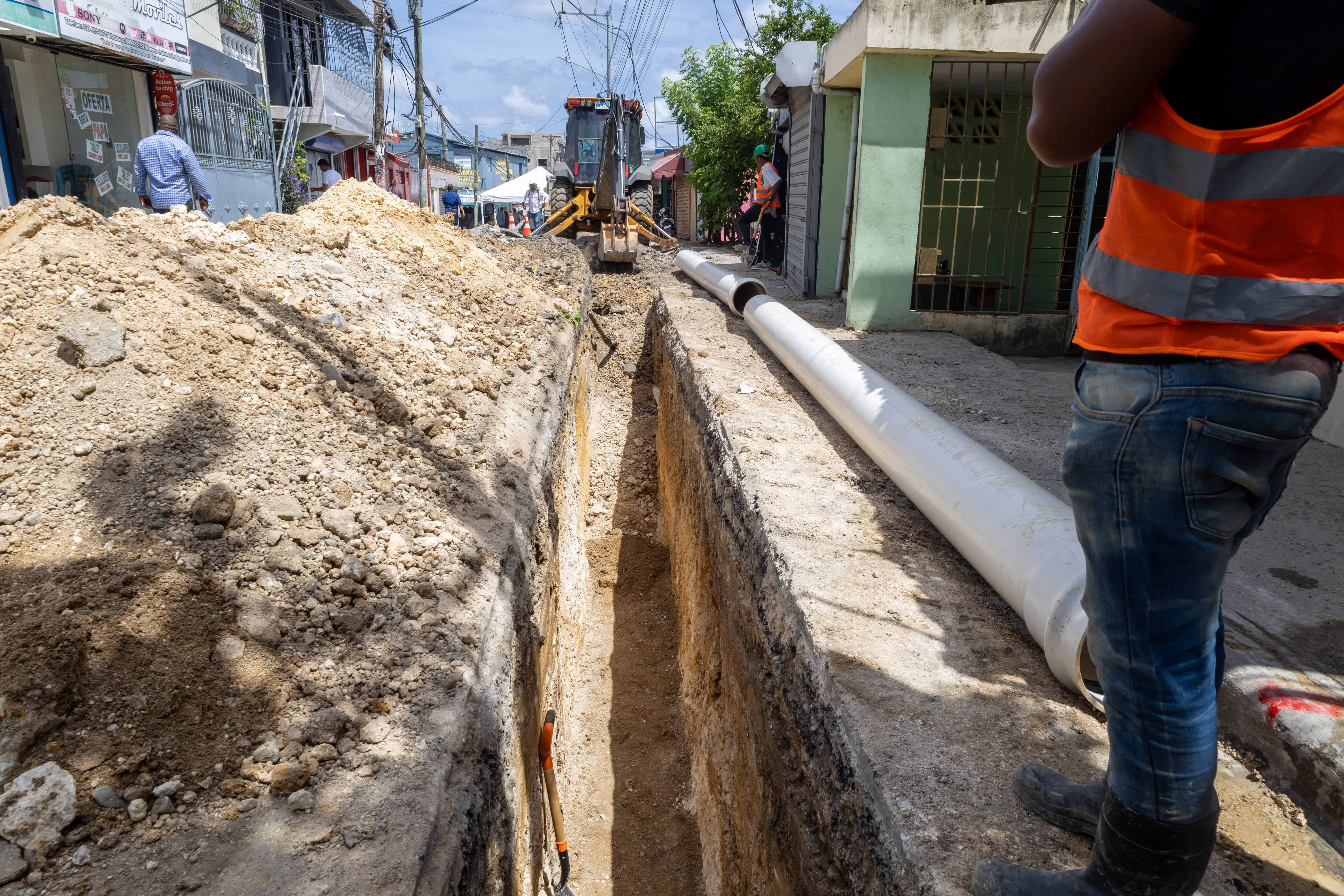 Se instalan tuberías de 12 y ocho pulgadas.