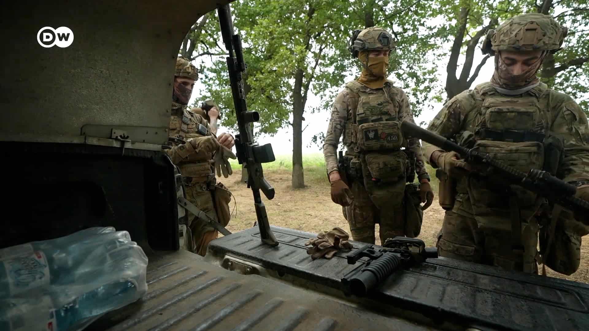 Los veh&iacute;culos de rescate tienen dificultades para acercarse a retirar los heridos en la l&iacute;nea de combate.