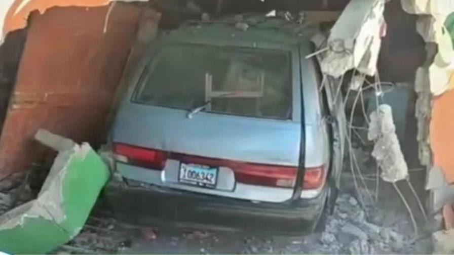 Al menos 10 heridos tras choque de minib&uacute;s contra colmado en Puerto Plata