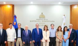 Magín Díaz se reúne con empresarios; dialogan sobre el fisco