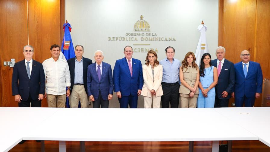 Mag&iacute;n D&iacute;az se re&uacute;ne con empresarios; dialogan sobre el fisco