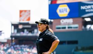 ¡Tarde histórica!: debutó la primera mujer árbitro en un juego de temporada regular de la MLB