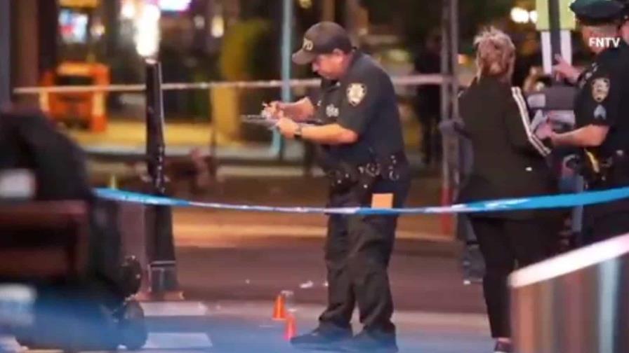 Un adolescente abre fuego y hiere a tres personas en Times Square, Nueva York