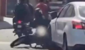 Motorista le lanza peñón a vehículo en movimiento y la conductora lo embiste