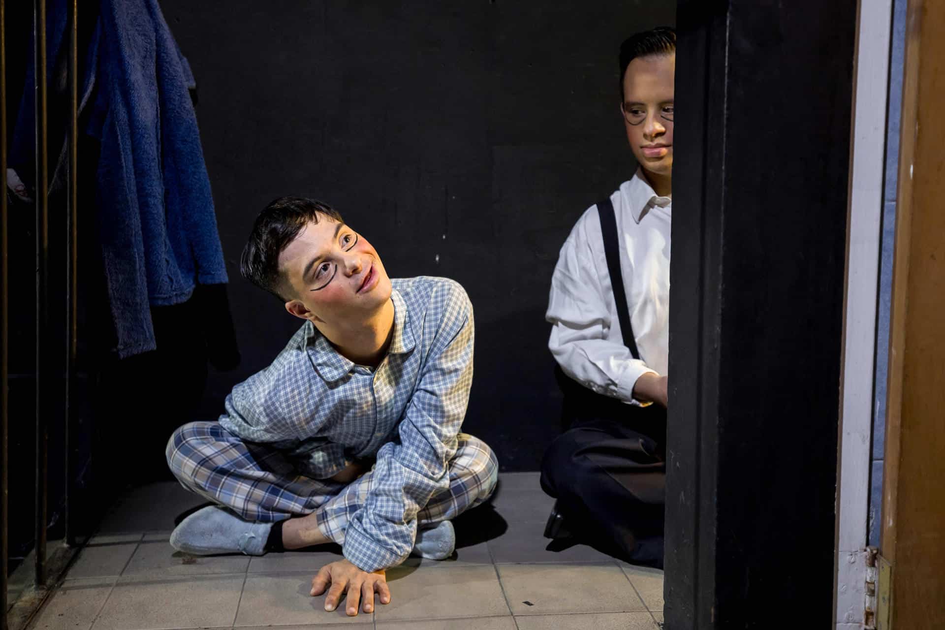 Actores participan en una obra de teatro este jueves, en Caracas (Venezuela).