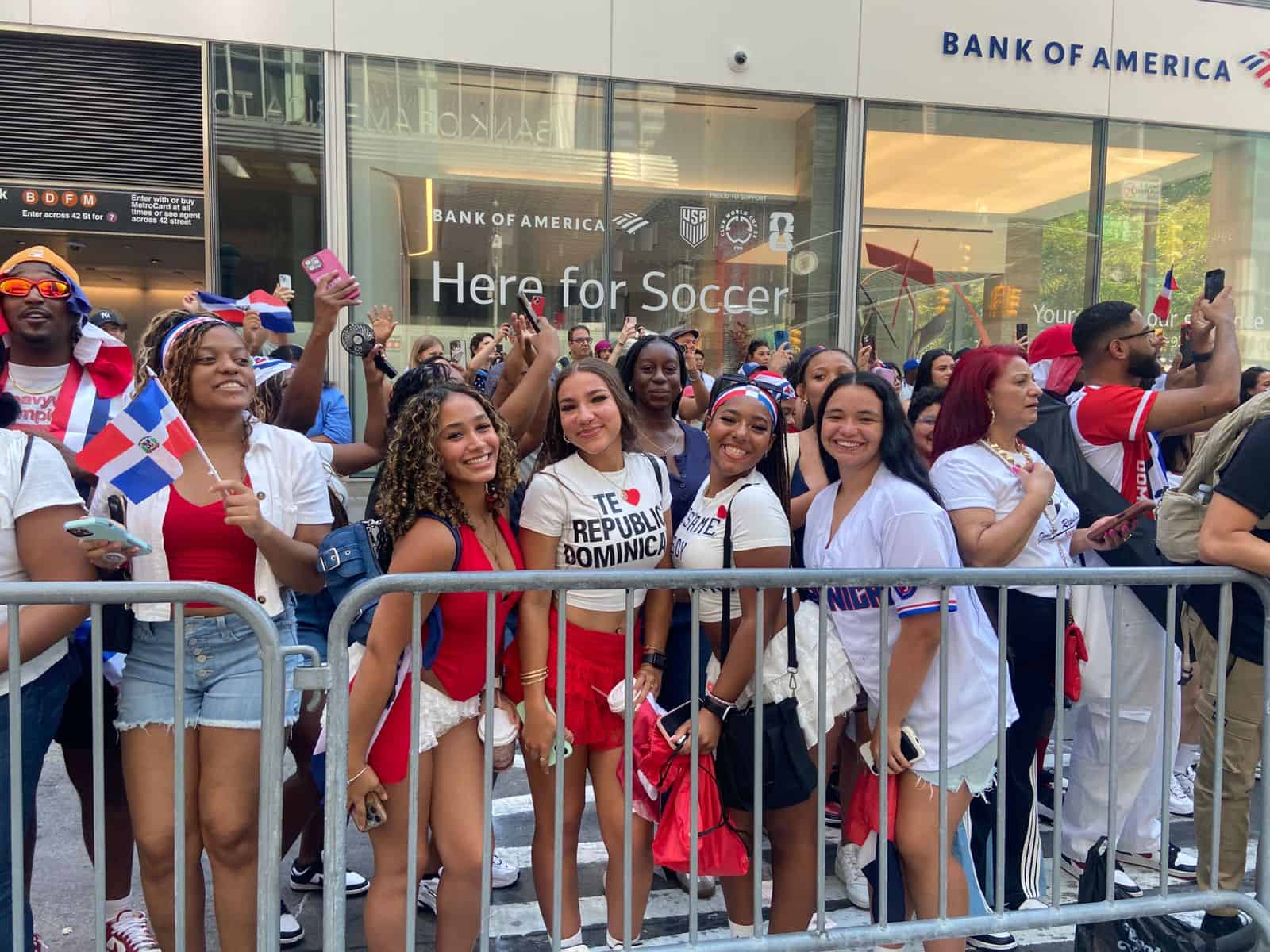 Dominicanos celebran el Desfile Nacional Dominicano en Nueva York.