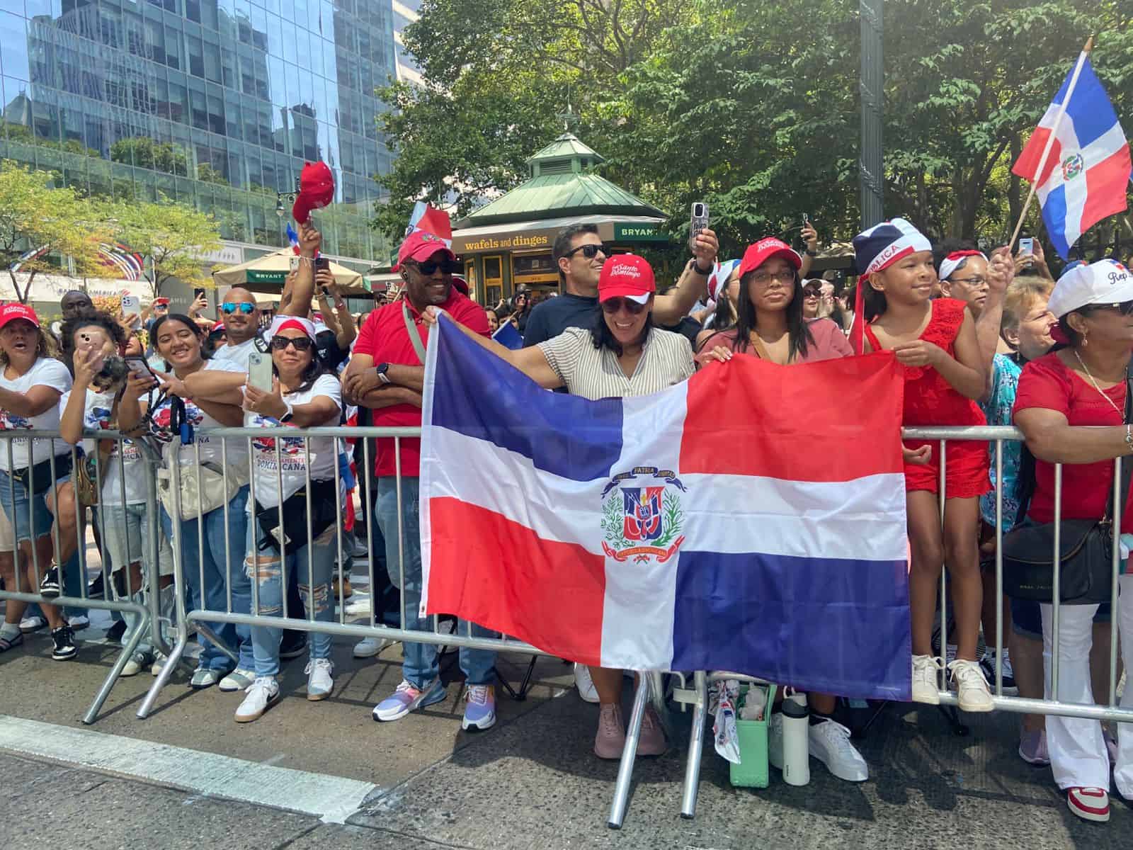 Dominicanos celebran el Desfile Nacional Dominicano en Nueva York.