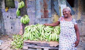Vender plátanos, la medicina que mantiene en pie a Ramona a sus 70 años