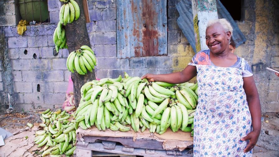 Vender plátanos, la medicina que mantiene en pie a Ramona a sus 70 años