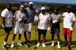 Captan a LeBron James jugando golf en La Romana durante su visita al país
