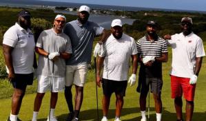 Captan a LeBron James jugando golf en La Romana durante su visita al país