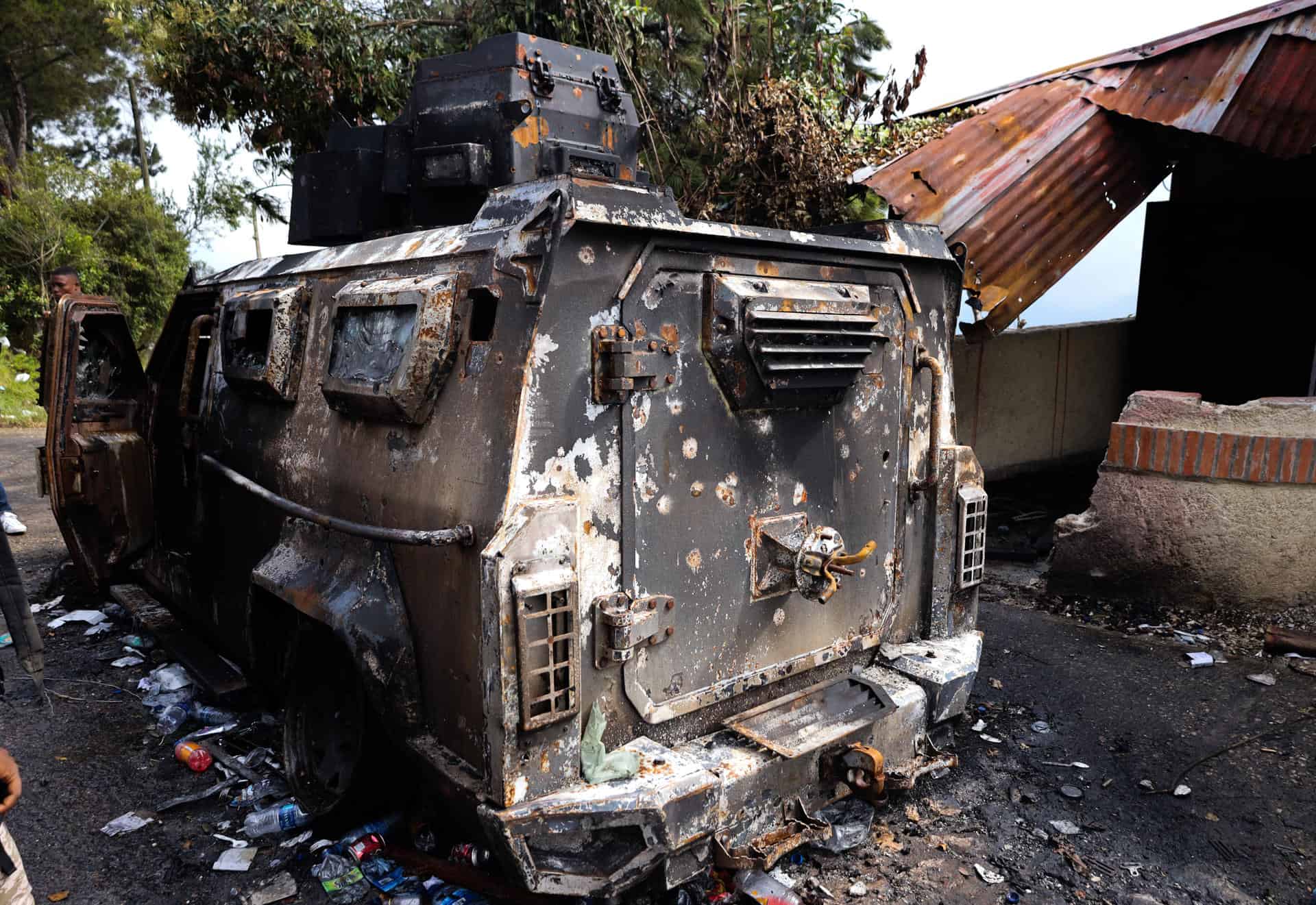 Calles vacías y barricadas en Puerto Príncipe en medio de la escalada de violencia.