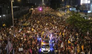 Decenas de millas protestantes en Tel Aviv contra el plan israelí de ocupar Ciudad de Gaza