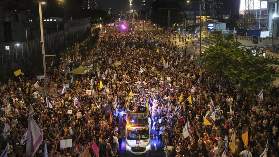 Decenas de millas protestantes en Tel Aviv contra el plan israelí de ocupar Ciudad de Gaza
