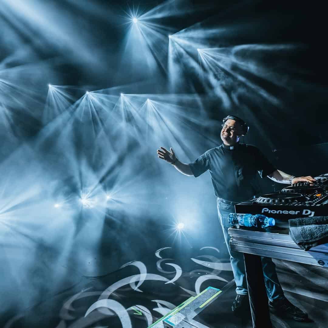 El ‘cura DJ’ portugués hizo vibrar a miles de personas con su mezcla de música electrónica y mensajes de fe.