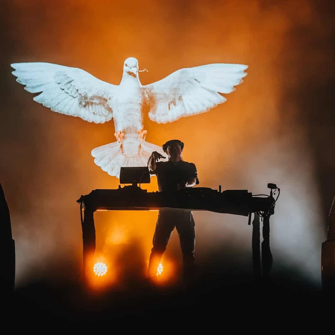 El sacerdote y militar Guilherme Peixoto en el escenario principal del Medusa Festival 2025.