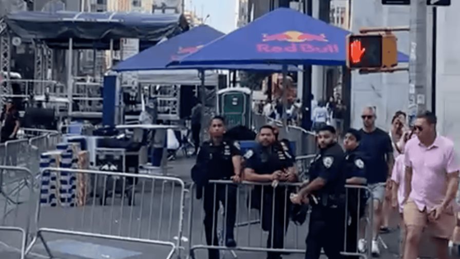 Despliegan agentes en la Sexta Avenida por el Desfile Dominicano en Nueva York