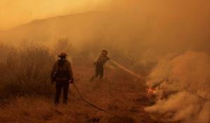 Dos incendios forestales avanzan en California aunque Los Ángeles quita orden de evacuar