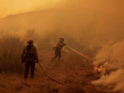 Dos incendios forestales azotan California