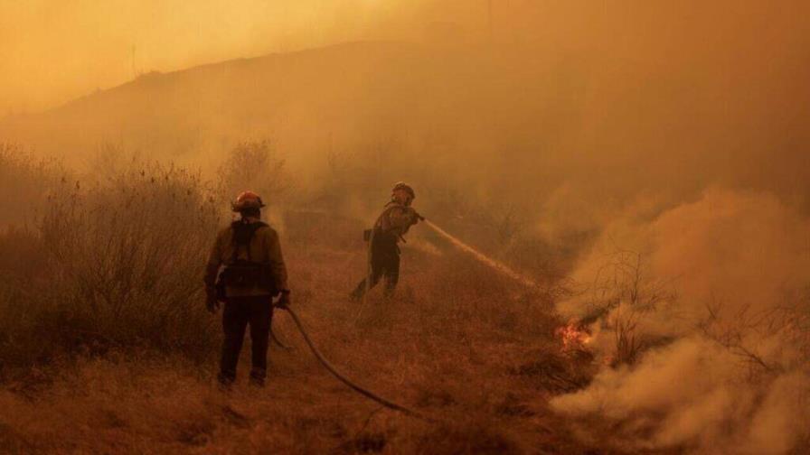 Dos incendios forestales avanzan en California aunque Los Ángeles quita orden de evacuar