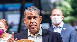Adriano Espaillat aplaude fallo que bloquea entrega de datos del Servicio de Impuestos al ICE