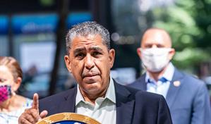 Adriano Espaillat aplaude fallo que bloquea entrega de datos del Servicio de Impuestos al ICE