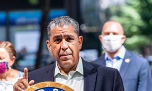 Adriano Espaillat aplaude fallo que bloquea entrega de datos del Servicio de Impuestos al ICE