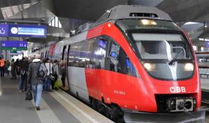 Un hombre sobrevive colgado de un tren de alta velocidad