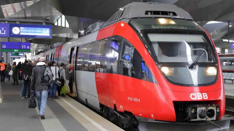 Un hombre sobrevive colgado de un tren de alta velocidad