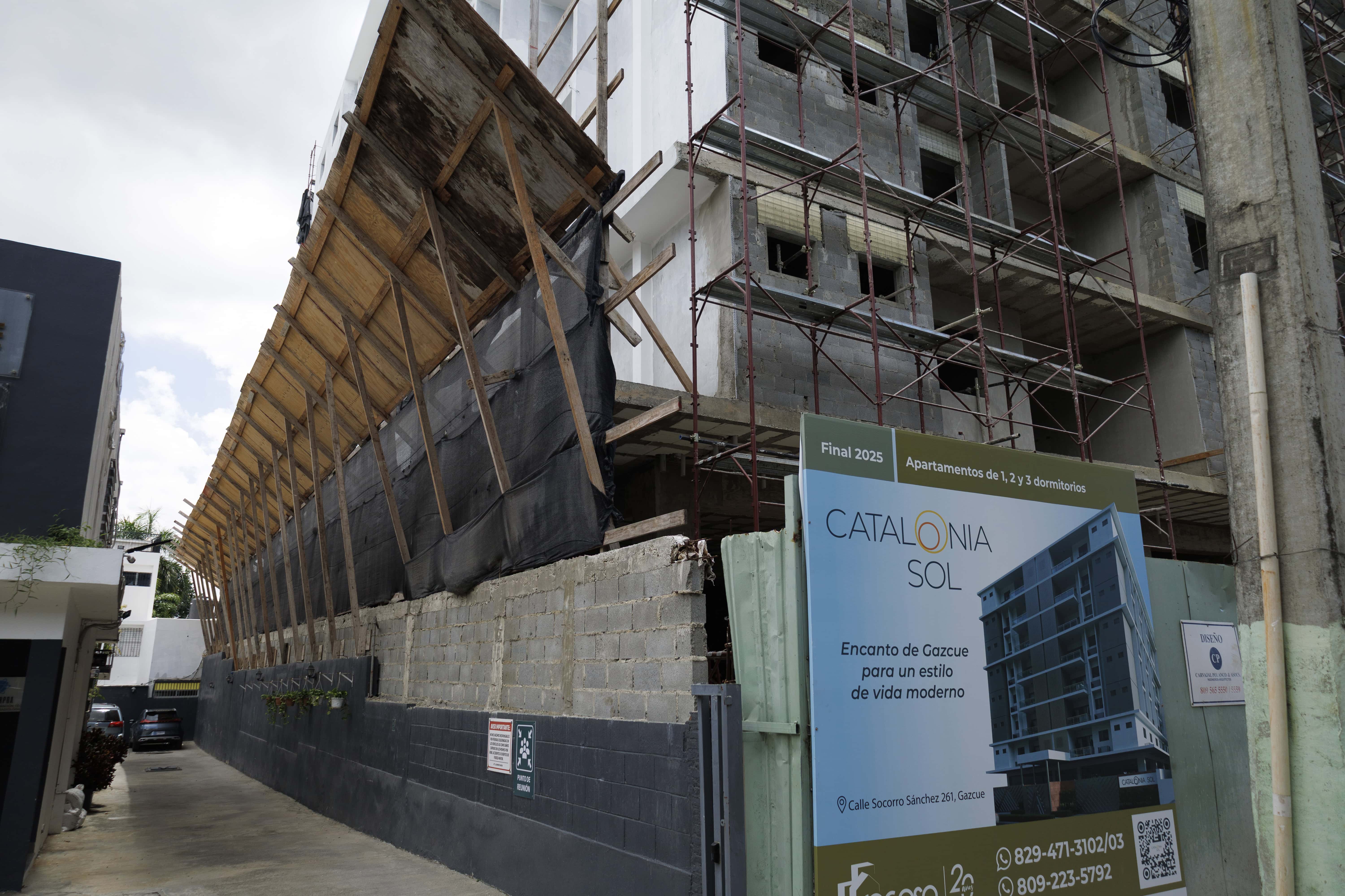 En esta construcción en la calle Socorro Sánchez de Gascue se protegió el lindero de los vecinos, pero no así la parte frontal peatonal.
