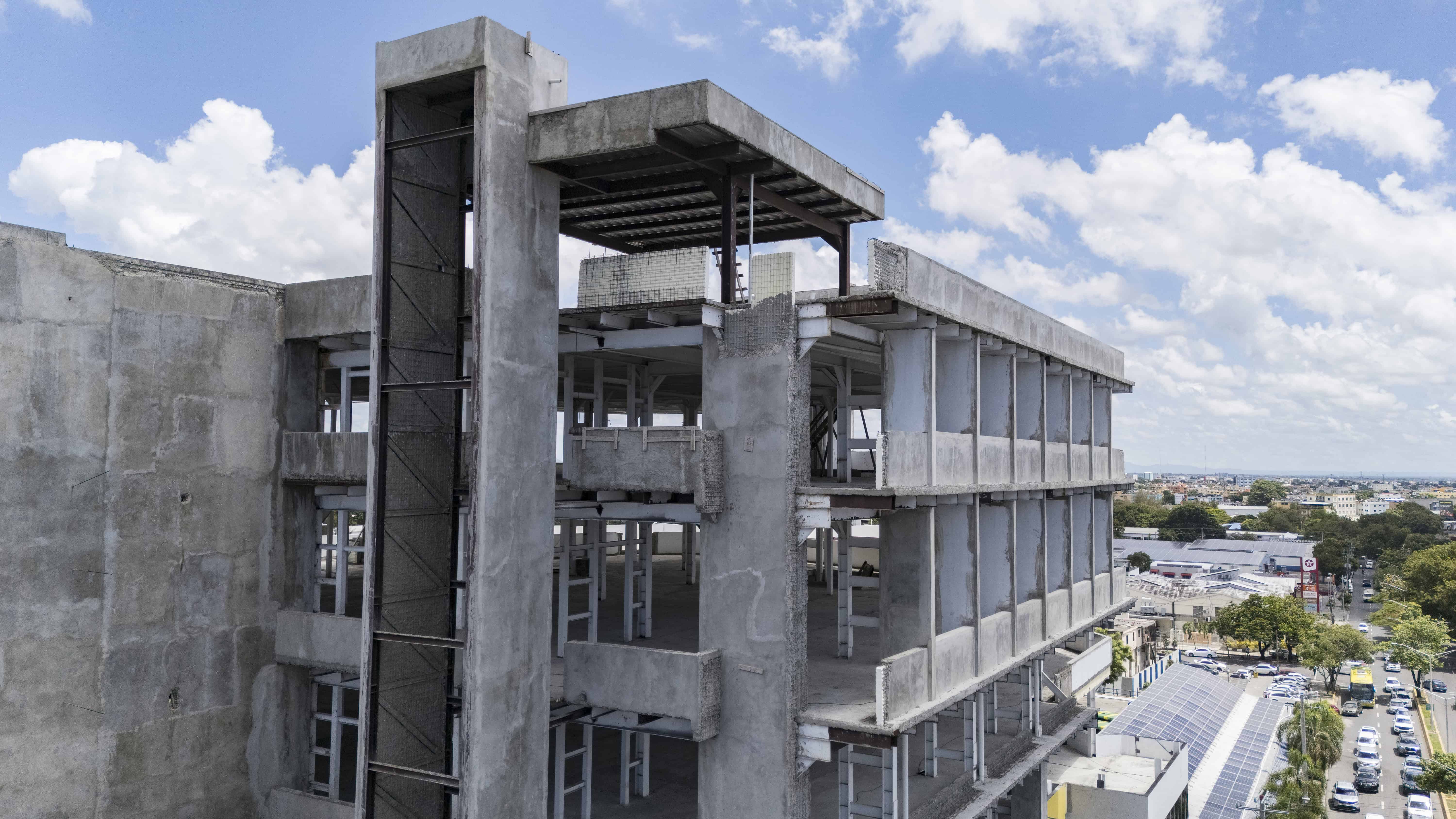 Los edificios en construcción sin protección son un peligro para los ciudadanos.