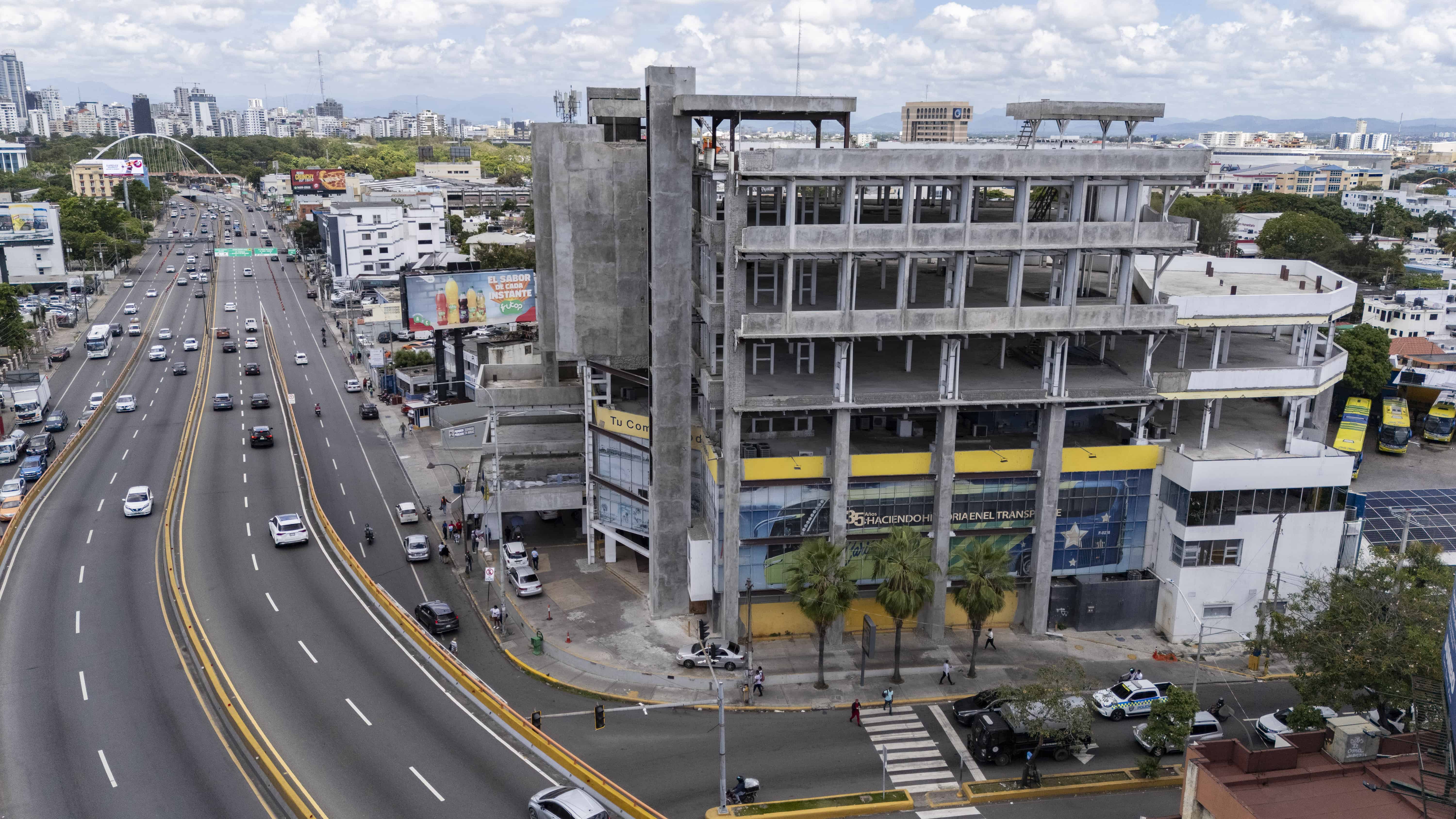 Este edificio de la 27 de Febrero esquina Leopoldo Navarro tampoco tiene protección para los peatones. 