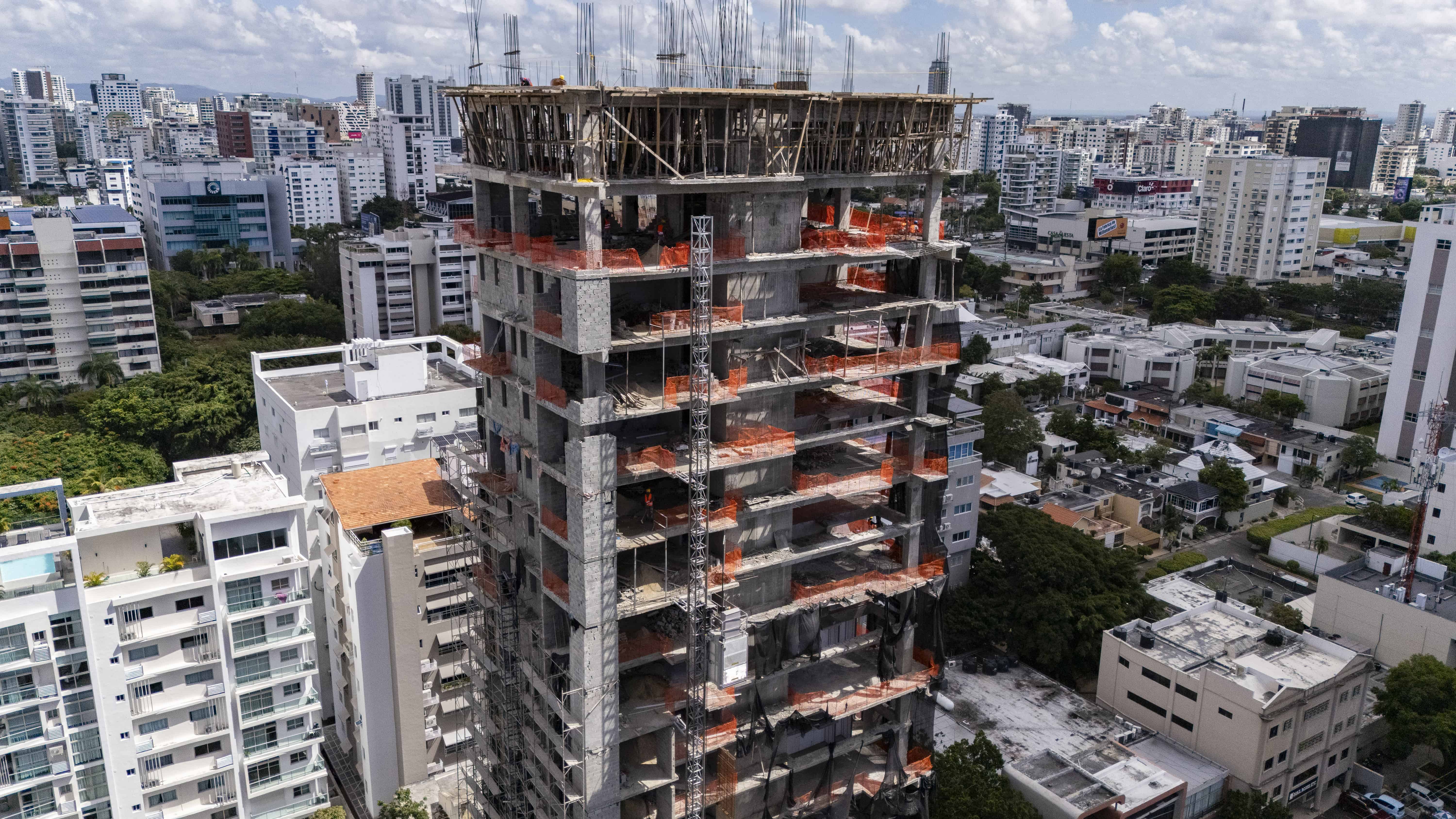 Un edificio sin protección en medio de la ciudad. 
