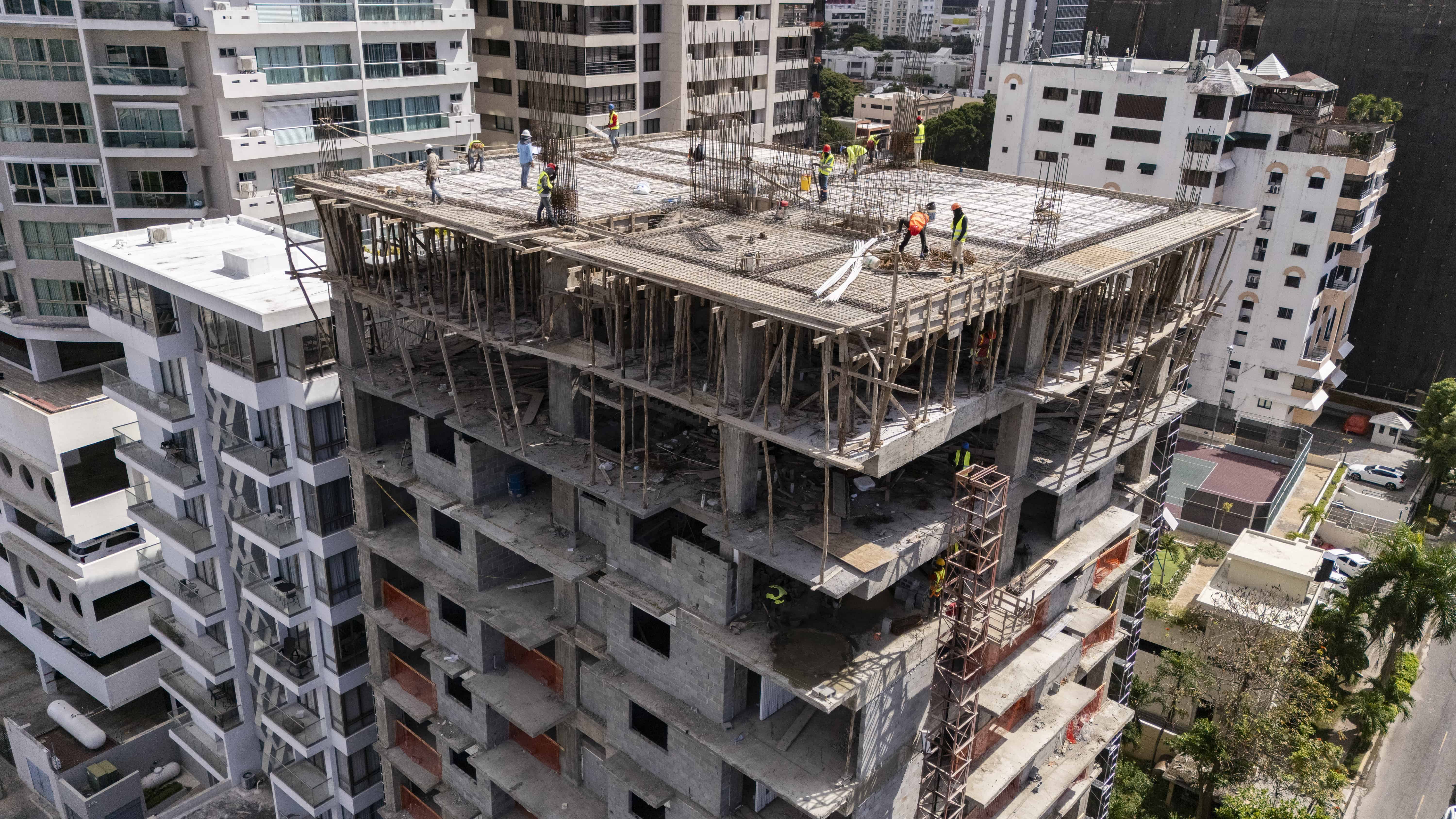 Algunas construcciones son un peligro hasta para los propios constructores.