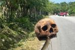 Hallan cráneo humano dentro de una caja en carretera Higüey–Santana Hallan cráneo humano dentro de una caja en carretera Higüey–Santana