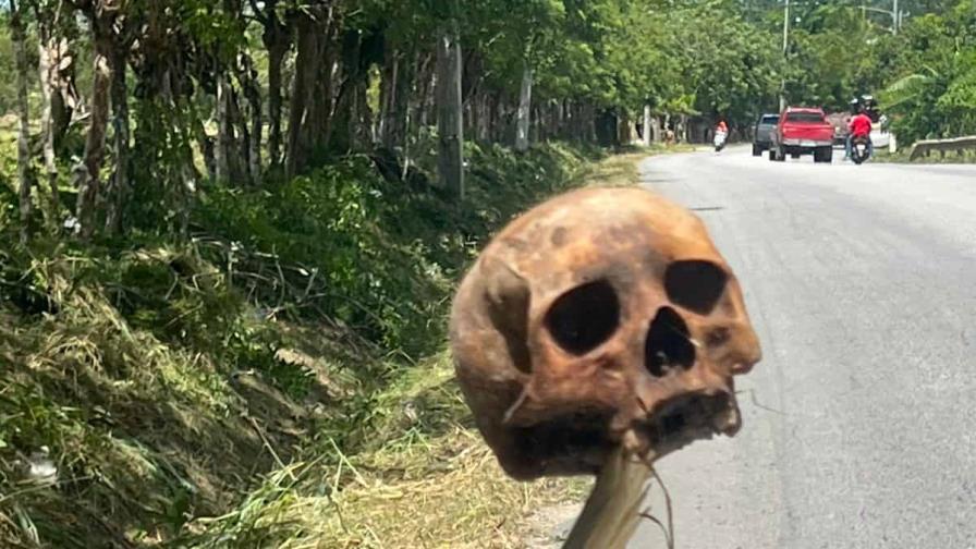 Hallan cráneo humano dentro de una caja en carretera Higüey–Santana Hallan cráneo humano dentro de una caja en carretera Higüey–Santana