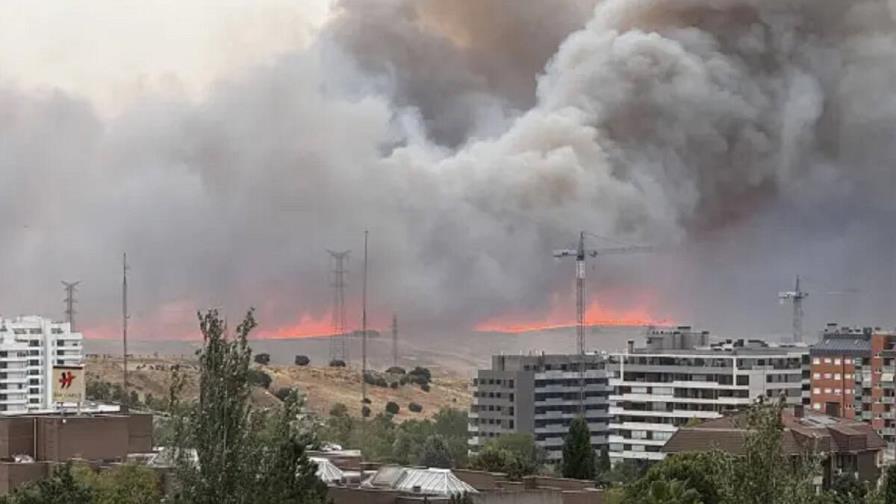 España: un grave incendio en Tres Cantos obliga a activar el nivel 2 de alerta y alcanza viviendas España: un grave incendio en Tres Cantos obliga a activar el nivel 2 de alerta y alcanza viviendas