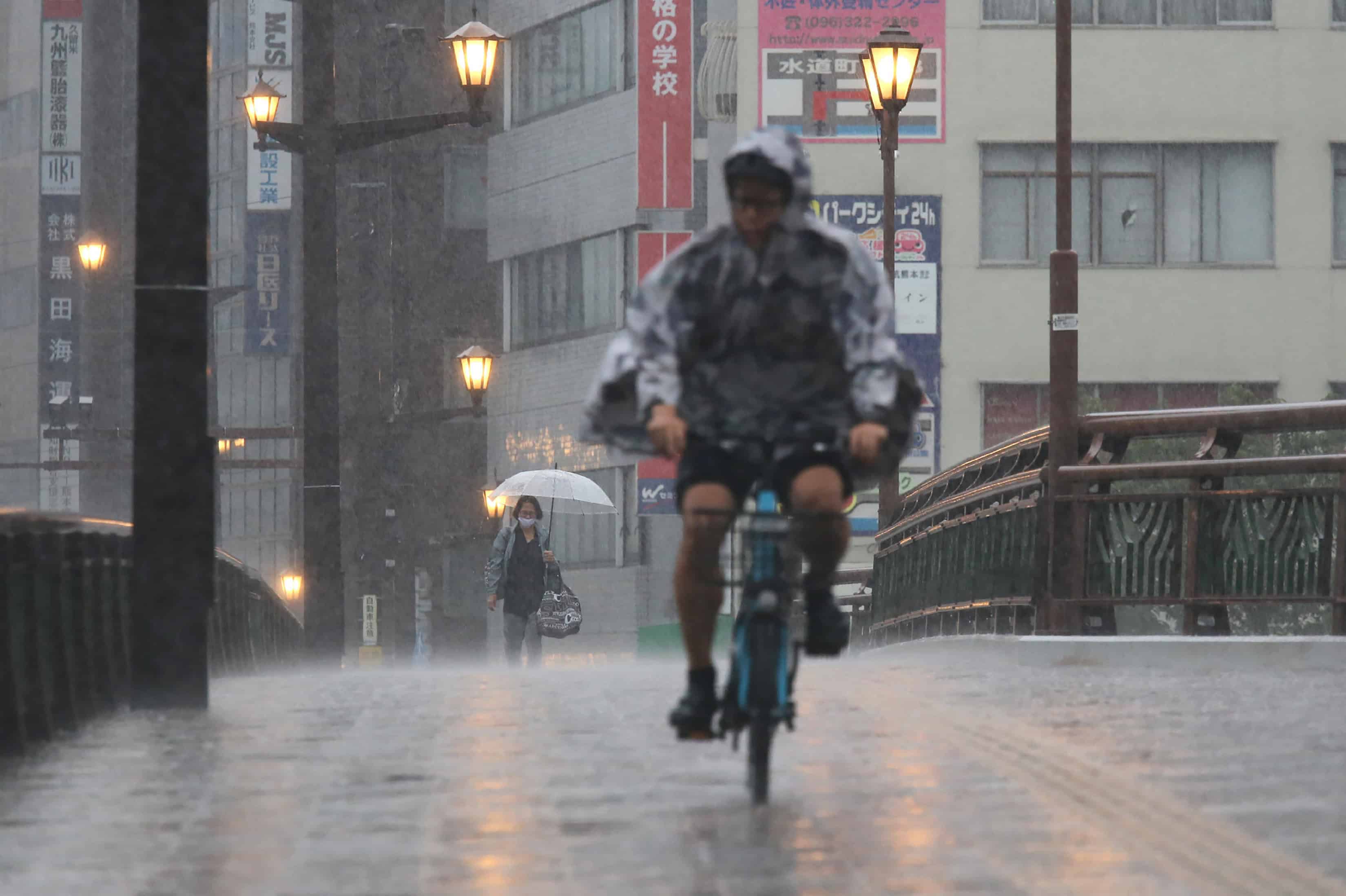 Japón urge a millones a evacuar tras lluvias que provocaron inundaciones y aludes