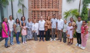 El Centro Cultural Taíno Casa del Cordón recibe a cronistas sociales, junto a sus hijos