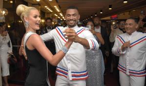 Bailando merengue, así llegó Miss Universo Victoria Kjaer al certamen dominicano