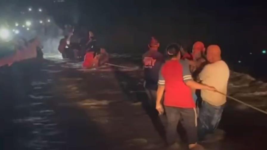 Rescate dramático en Hato Mayor: ocho sobreviven a crecida del río sobre el techo de una camioneta