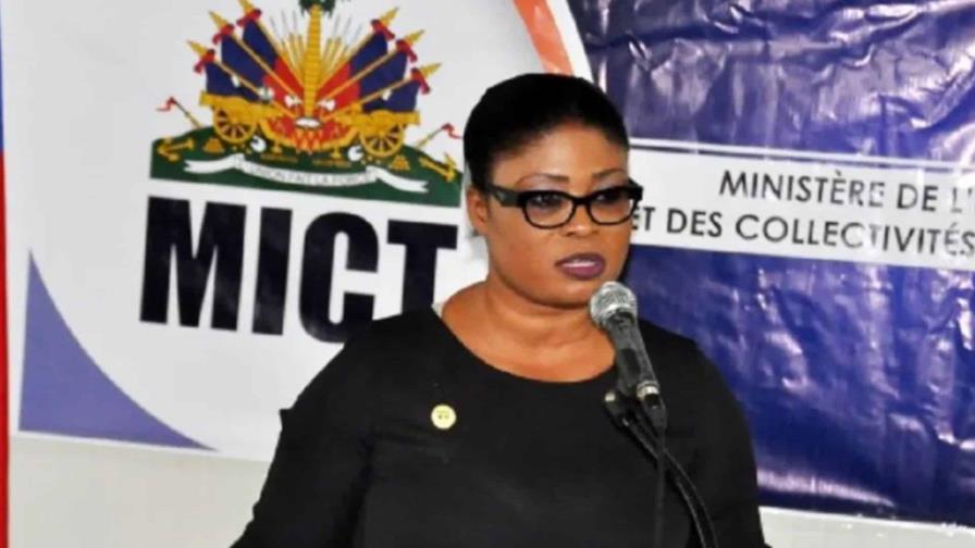 Migración detiene exfuncionaria haitiana que ingresó al país por aeropuerto de Puerto Plata Migración detiene exfuncionaria haitiana que ingresó al país por aeropuerto de Puerto Plata