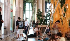 Españoles encuentran formas creativas para escapar del calor