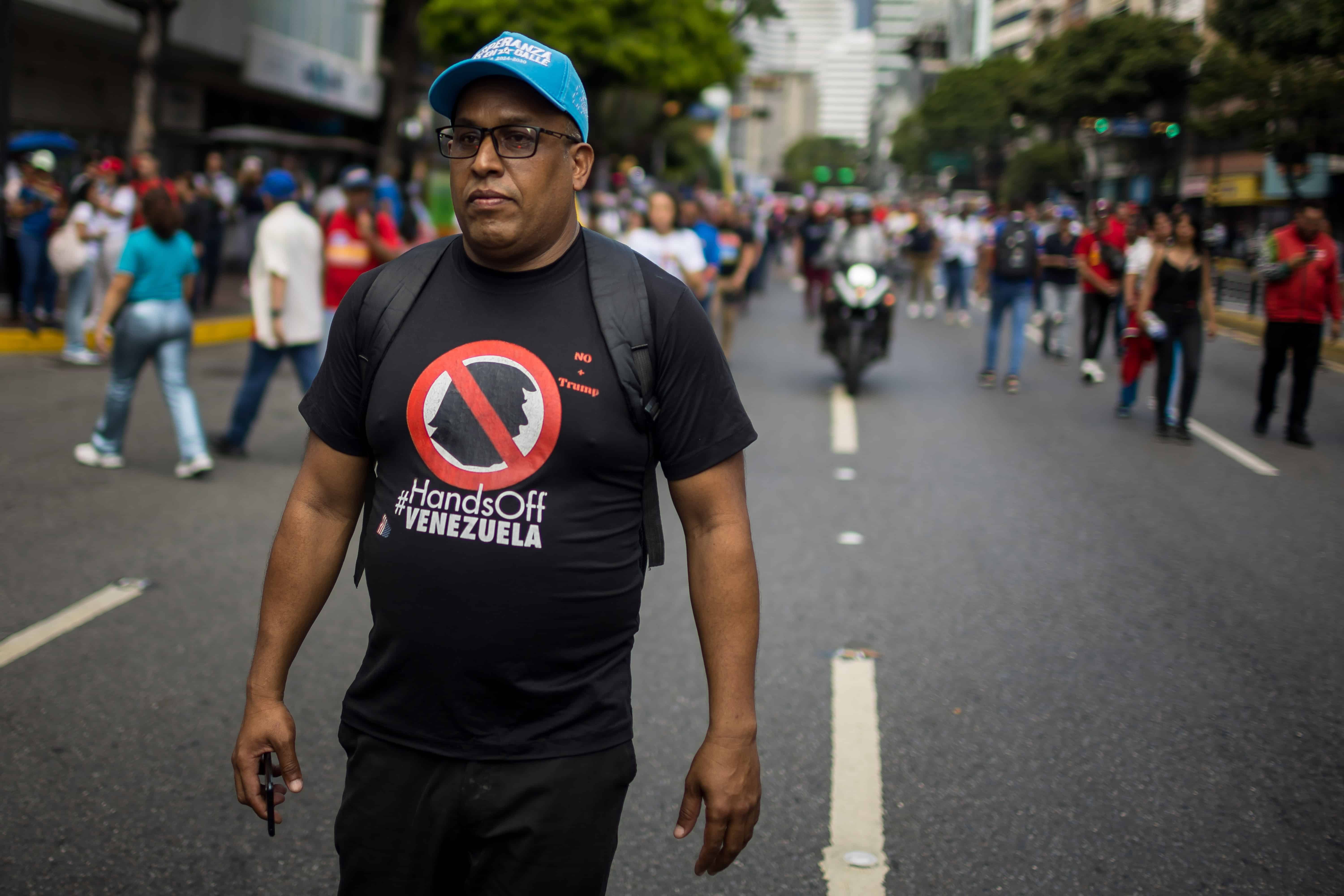  Un hombre participa en una manifestacio´n en apoyo al presidente de Venezuela, Nicola´s Maduro, este lunes, en Caracas (Venezuela). 