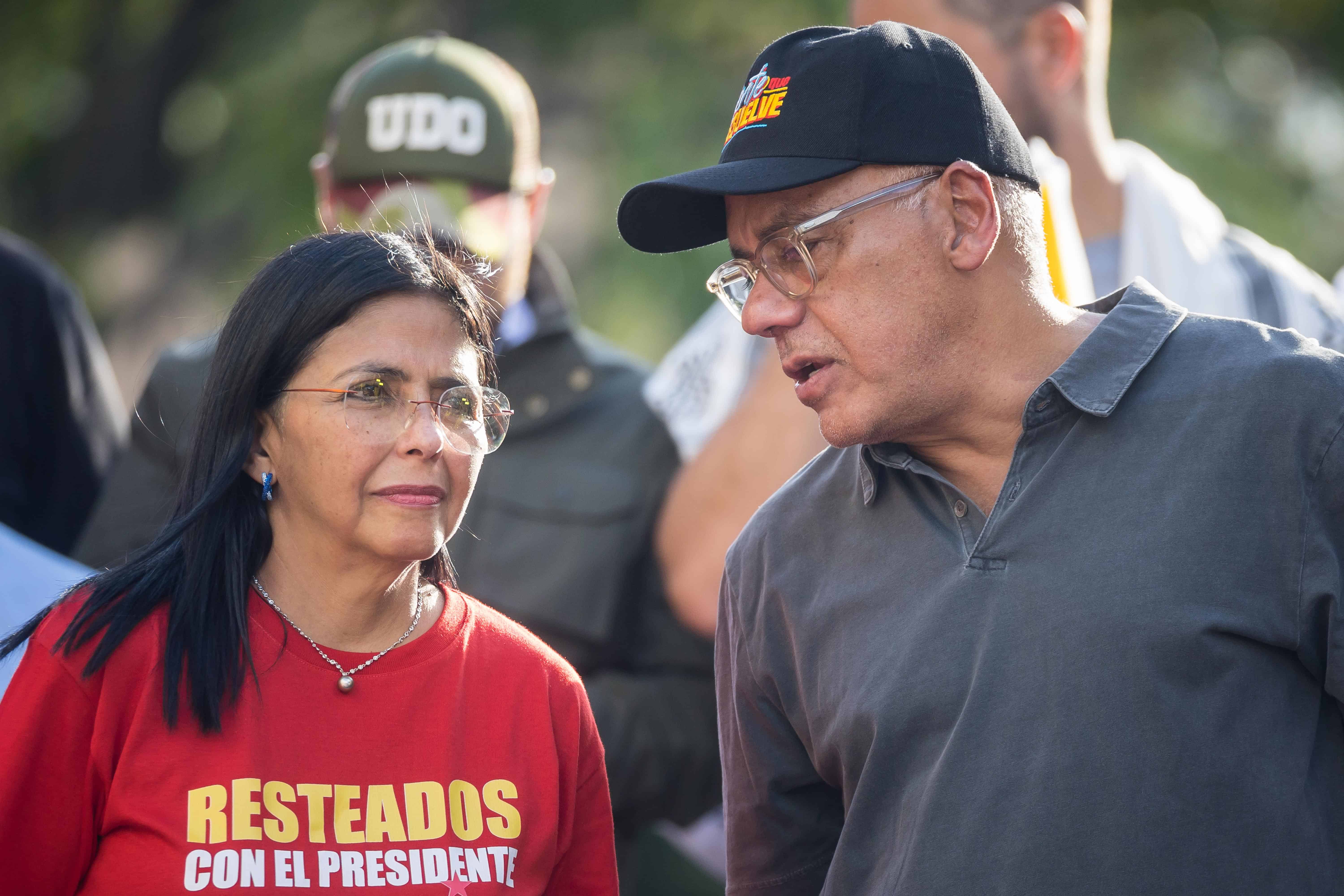 La vicepresidenta ejecutiva, Delcy Rodriguez (i), y el presidente de la Asamblea Nacional, Jorge Rodri´guez, hablan durante una manifestacio´n en apoyo al presidente de Venezuela, Nicola´s Maduro, este lunes, en Caracas (Venezuela). Cientos de chavistas se movilizaron en Caracas y varias regiones de Venezuela ante lo que sen~alaron como amenazas estu´pidas de Estados Unidos, que la semana pasada anuncio´ una recompensa de 50 millones de do´lares a cambio de informacio´n que conduzca a la captura de Maduro, cifra que duplica la ofrecida en enero. 